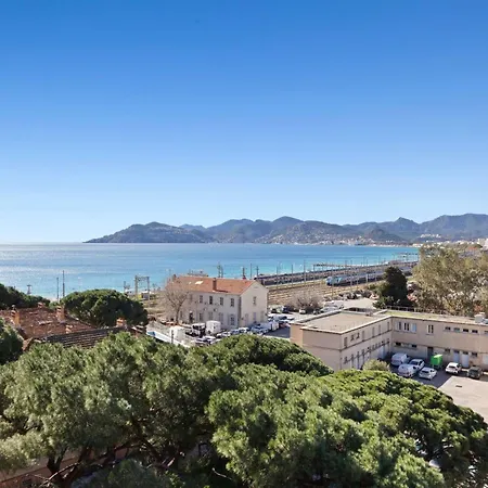 Le Rivierapeacefulswimming Poolcar Parkseafront Cannes